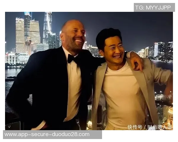吴京与篮球明星亲密合影展现运动精神与友谊的完美结合
